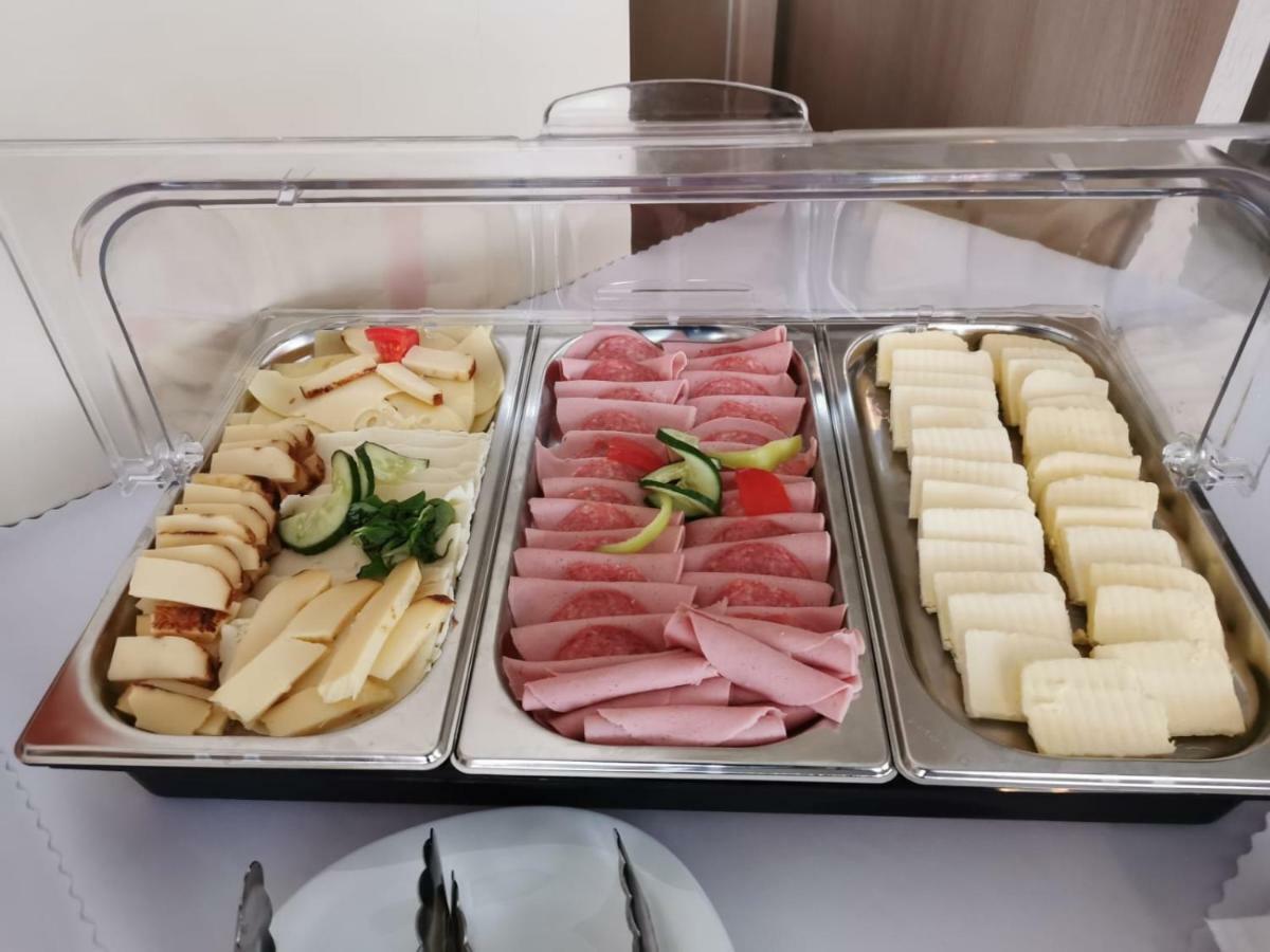 Liptovský Mikuláš Hotel Poludnica מראה חיצוני תמונה